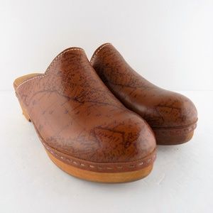 Patricia Nash Carmine Size 6 Map Leather cogs